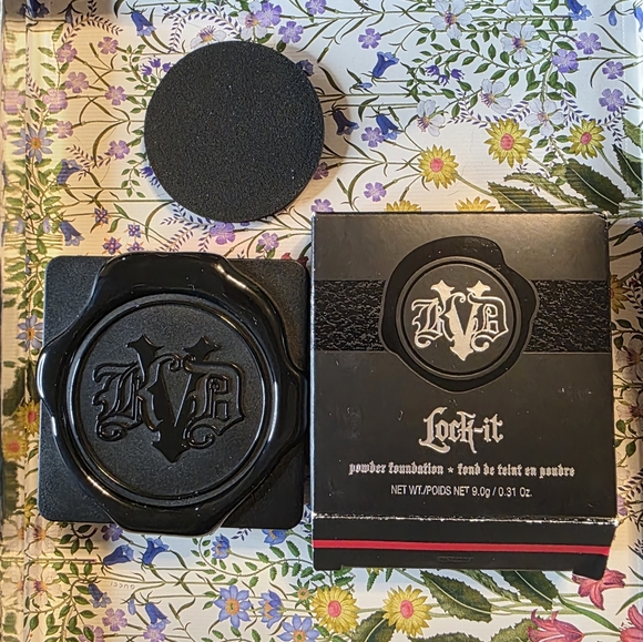 Kat Von D Other - Kat Von D Lock-It Powder Foundation Rich Deep 220